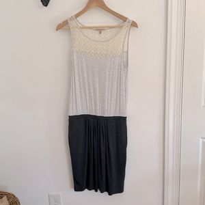 Bordeaux jersey dress with pockets.